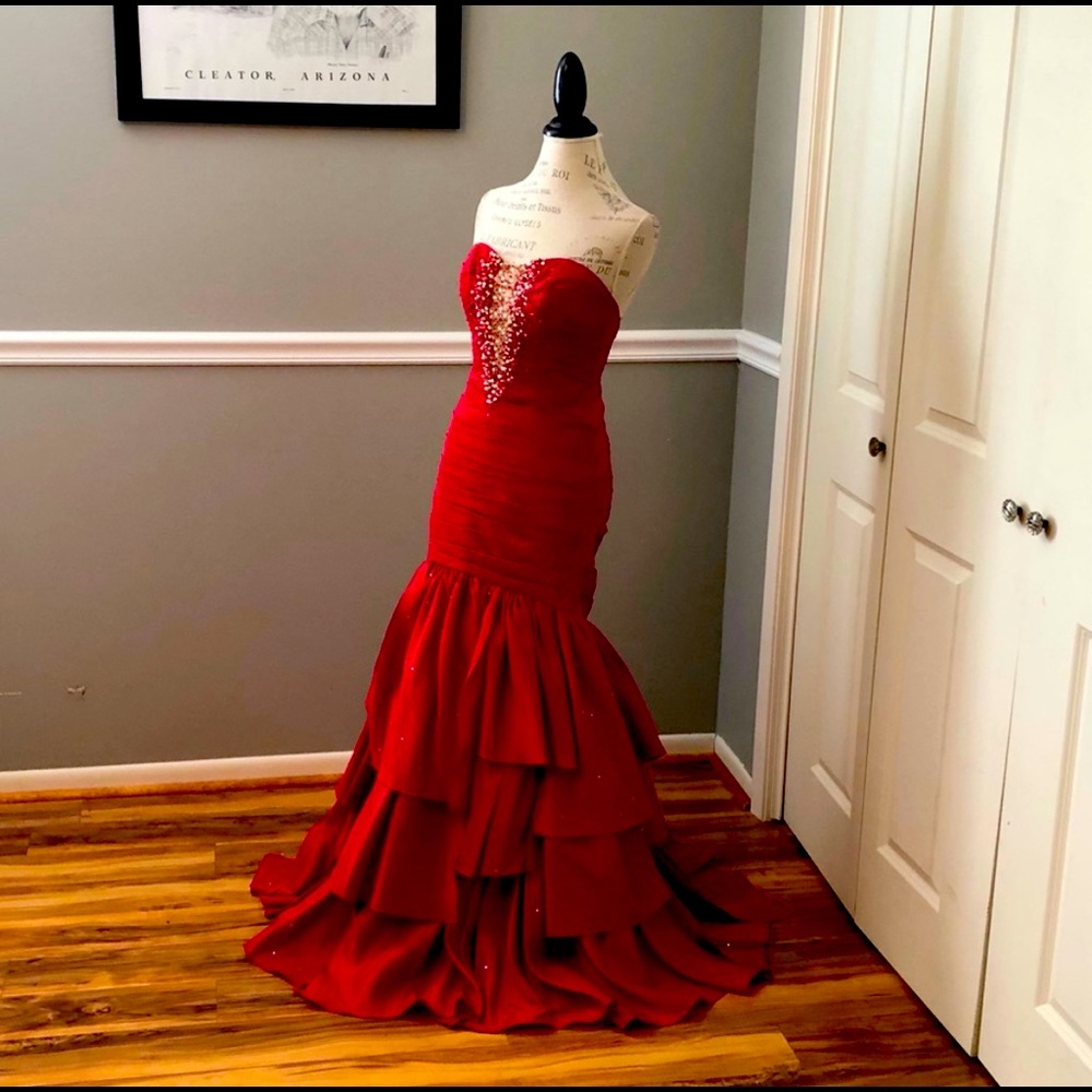 ALYCE DESIGNS SZ 6 RED SATIN STRAPLESS BEADED ILLUSION FORMAL EVENING GOWN